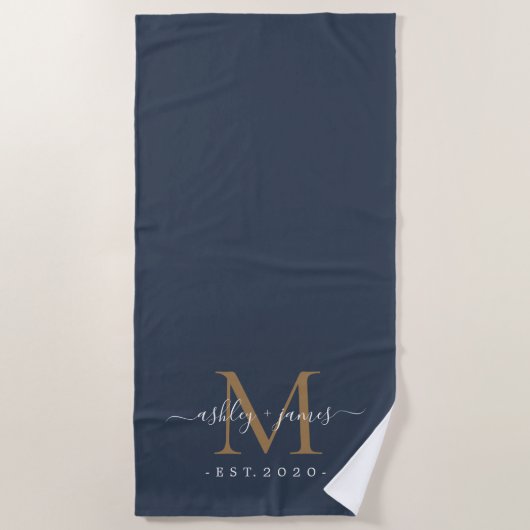Chique Nieuwgetrouwd Gouden Monogram Script Namen  Strandlaken (Voorkant)