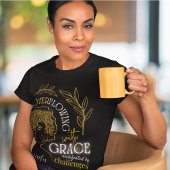 Chique Overlopen met Grace Blooming Afro Hair T-shirt