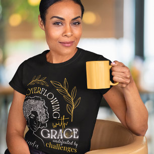 Chique Overlopen met Grace Blooming Afro Hair T-shirt