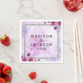 Chique Paarse Bloemen & Zilveren Bruiloft Monogram Servet (Insitu)