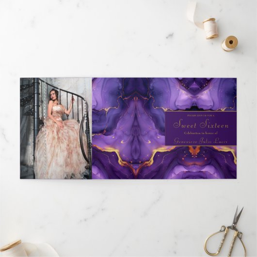 Chique Paarse en Gouden Sweet 16 Feestuitnodiging Drieluik Uitnodiging (Buitenkant)