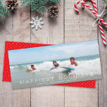 Chique Panoramisch Eenvoudig Minimalistisch 1 Foto Feestdagenkaart<br><div class="desc">Deze moderne vakantiefotokaart is voorzien van een volledige lijst (ook wel full-bleed) horizontale foto en de BEWERKBARE groet "Happiest Feestdagen". Het ontwerp is minimaal maar toch elegant. Op de achterkant vindt u een eenvoudig rood en wit stippenpatroon. U kunt dit ontwerp verder aanpassen door een andere foto en/of extra tekst...</div>