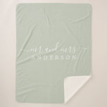 chique Pas getrouwd de heer pastel green monogram Sherpa Deken<br><div class="desc">Chique, moderne monogrammed pastel groene sherpa deken met de tekst meneer en mevrouw in wit elegant script. Voeg gewoon je naam toe. De kleur pastelgroen wordt gebruikt voor dit stijlvolle ontwerp. Perfect luxe cadeau voor het pasgetrouwde paar. Als u hulp of bijpassende producten nodig heeft, neem dan contact met ons...</div>