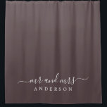 Chique pasgetrouwde meneer mevrouw donkerburgunder douchegordijn<br><div class="desc">Chique donkerburgunderrode monogram douchegordijn met de tekst meneer en mevrouw in witte elegante script. De kleur karamelchip wordt gebruikt voor dit stijlvolle ontwerp dat je kunt aanpassen met je getrouwde naam. Perfect luxe cadeau voor het pasgetrouwde stel. Exclusief ontworpen voor jou door Happy Dolphin Studio.</div>