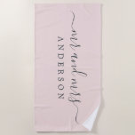 Chique pasgetrouwde meneer mevrouw pastelroze mono strandlaken<br><div class="desc">Chique pastelroze badhanddoek met monogram en grote witte tekst Meneer en Mevrouw in elegant schrift. U kunt deze elegante badhanddoek personaliseren met uw achternaam na het huwelijk. Perfect cadeau voor het pasgetrouwde stel. Exclusief ontworpen voor u door Happy Dolphin Studio.</div>
