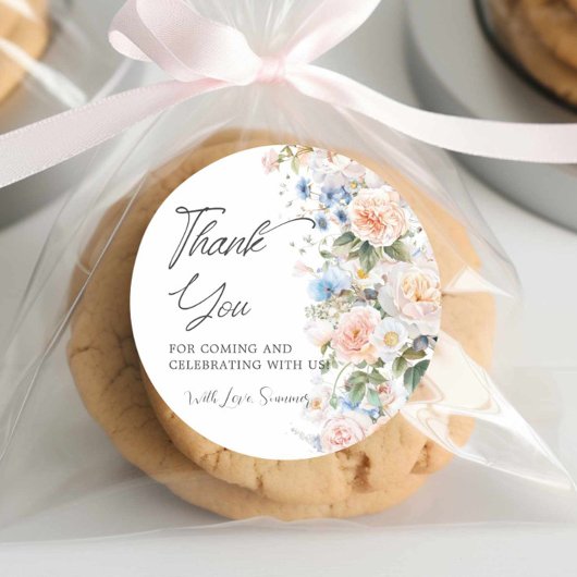 Chique pastel blos wit blauwe bloemige bruidsdouch ronde sticker