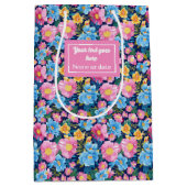 Chique pastel roze en blauwe bloemen verjaardagsca medium cadeauzakje (Voorkant)