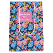 Chique pastel roze en blauwe bloemen verjaardagsca medium cadeauzakje (Achterkant)