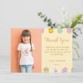 Chique pastelgele eieren kids verjaardagsfoto bedankkaart (Staand voorkant)