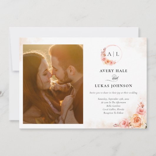 Chique Perzik Blush Bloemen Monogram Foto Bruiloft Kaart (Voorkant)