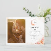 Chique Perzik Blush Bloemen Monogram Foto Bruiloft Kaart (Staand voorkant)