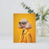 Chique Poedel in zonnebril en gele jas Briefkaart (Staand voorkant)