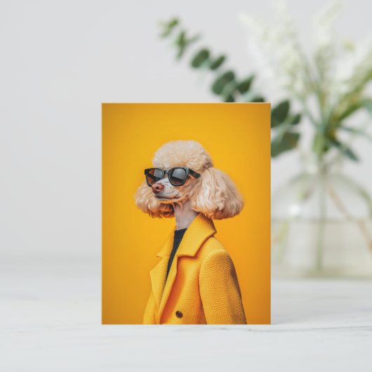 Chique Poedel in zonnebril en gele jas Briefkaart (Staand voorkant)