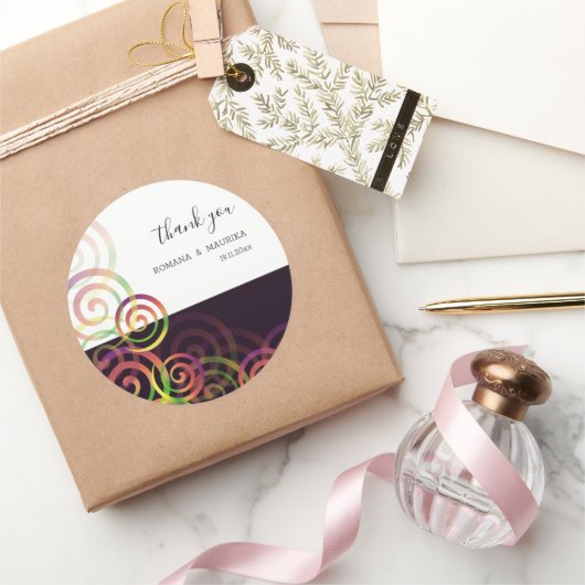 Chique regenboogspiralen op diep paars ronde sticker (Geschenken)