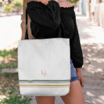 Chique Retro Stripes Monogram Canvas tas<br><div class="desc">Een minimalistisch monogram ontwerp met grote typografische initialen in een klassiek lettertype met daaronder jouw naam en chique retro regenboogkleurige strepen. Elke vrouw heeft een goede drager nodig om al haar benodigdheden te tassen. Of het nu gaat om een bruidsmeisje cadeau, een verjaardagscadeau of zelfs gewoon een leuk cadeautje voor...</div>