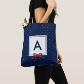 Chique rood lint blauw polka dot patroon monogram tote bag (Dichtbij)