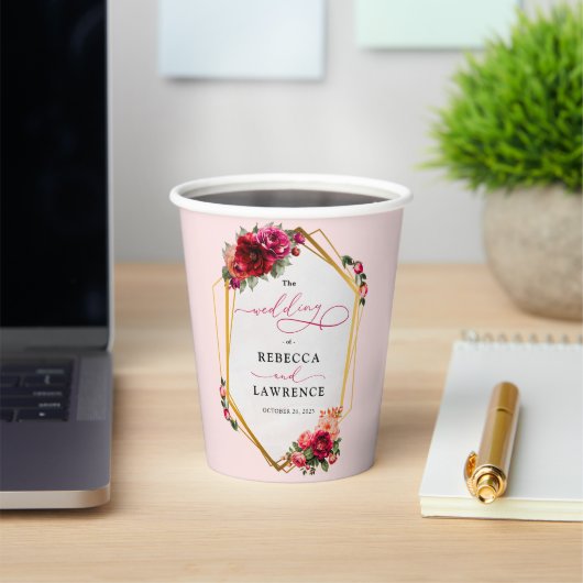 Chique rood roze bloemig en faux gouden bruiloft papieren bekers (Insitu)