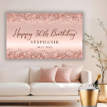 Chique Roos Gold Glitter Happy 50th Birthday Scrip Spandoek<br><div class="desc">Elegant Modern Sparkle Roos gouden glitter metallic gepersonaliseerde Happy 50th (of ANY AGE) Verjaardagsfeestbanner. Deze Girly Adult feminine FIFTY (FIFTIETH) verjaardagsfeestdecor met "Happy 50th Birthday" tekst in een stijlvolle handgeschreven kalligrafie script en aangepaste naam, datum op blush roze of roos gouden faux geborsteld metallic folie look achtergrond met losse glam...</div>