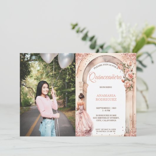 Chique Roos Gold Quinceañera jurk Bloemenboog Foto Kaart (Staand voorkant)