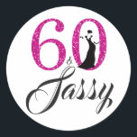 Chique roze glitter 60 Sassy 60e verjaardag Ronde Sticker<br><div class="desc">Glitterende 60 en Sassy 60e verjaardagssticker. De woorden "60 en Sassy" in zwart en roze glitter zijn vormgegeven met moderne typografie. Overeenkomstige producten zoals uitnodigingen, retouradreslabels, enveloppen en postzegels zijn beschikbaar. Exclusief voor u ontworpen door Happy Dolphin Studio. Als u hulp nodig heeft, neem dan contact met ons op via...</div>