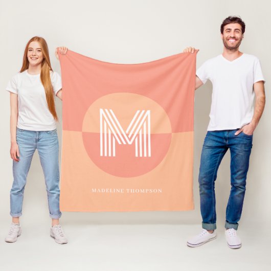 Chique roze perzik geometrisch modern monogram fleece deken (In situ)