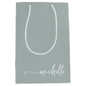 Chique saliegroene monogram naam schrift medium cadeauzakje (Voorkant)