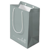 Chique saliegroene monogram naam schrift medium cadeauzakje (Achterkant Gekanteld)