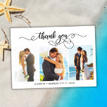 Chique Script 3 Fotocollage Bruiloft Dank u Kaart<br><div class="desc">Moderne Elegante Kalligrafie Chique Script Foto Bruiloft Dank u Kaart. Stijlvolle moderne bruiloft dank u sjabloon met 3 foto op de voorkant met de tekst "Thank You" in een grillige swirly hand belettering typografie script swash tail font. 2-zijdige kaart aan de achterkant één (1) foto. Gemakkelijk om jouw naam te...</div>