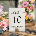 Chique Script Cream Bruiloft Receptie Kaart<br><div class="desc">Chique licht creme bruiloft receptie tafel nummer bord met "tafel" in een kalligrafie script met swashes, het tafelnummer in elegante serif typografie, uw voornamen verbonden door een hart en uw ontvangstdatum. Creëer Elk tabelnummer en voeg één voor één toe aan uw winkelwagentje en bekijk het als alle nummers in uw...</div>