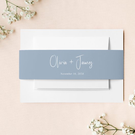 Chique Script Dusty Blue Wedding Uitnodigingen Wikkel