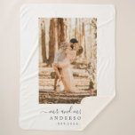Chique Script Pas getrouwd Mr. Mrs Monogram Foto Sherpa Deken<br><div class="desc">Chique, modern en stijlvol monogram fotodeken met de tekst Mr en Mrs in off-black elegante scriptkalligrafie op een witte achtergrond. Voeg eenvoudig uw getrouwde naam, uw favoriete foto en uw trouwjaar toe. Perfect luxe cadeau voor het pasgetrouwde stel. Exclusief voor u ontworpen door Happy Dolphin Studio. Als u hulp of...</div>