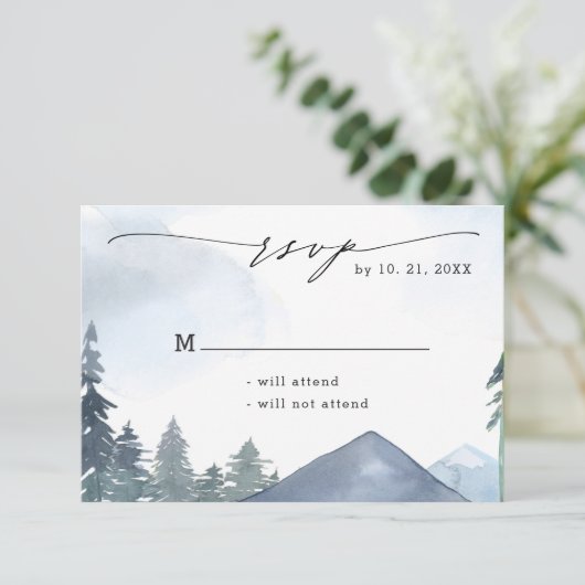 Chique Script Slate Blue Mountains Bos Bruiloft RSVP Kaartje (Staand voorkant)