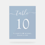 Chique Script Stoffig Blauw Bruiloft Tafelnummer Acryl Bord (Voorkant)