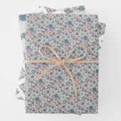 Chique stijl kleine roze grijze bloemen inpakpapier vel (In situ)