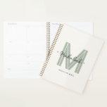 Chique stijlvol modern monogram script planner<br><div class="desc">Blijf in stijl georganiseerd met deze elegante planner met een zacht saliegroen "M"-monogram en jouw naam in een delicaat script. Ontworpen voor productiviteit met een persoonlijke touch, biedt deze planner ruimte voor doelen, schema's en takenlijsten - allemaal verpakt in een schone, minimalistische hoes. Perfect voor studenten, professionals, of als een...</div>