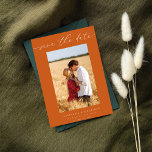 Chique Stijlvolle Mod Photo Save the Date 3 - Sina Kaart<br><div class="desc">Voeg gewoon je foto toe en je hebt een eenvoudige, minimalistische, chique en unieke Photo Save the Date met een oranje achtergrond. Krijg deze Save the Date in verschillende kleuren. Het is geweldig voor lentebruiloften, zomerbruiloften, strandbruiloften, boho-bruiloften, herfstbruiloften, rustieke bruiloften, winterbruiloften & meer. Uw bewaar de data zijn uniek met...</div>
