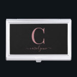 Chique Stijlvolle Zwart Roos Goud Monogram Script Visitekaarthouder<br><div class="desc">Chique Elegant Roze Rose Gold Monogram Script op een chique zwarte visitekaartje case. Gemakkelijk aan te passen met uw eigen naam en details. Perfect voor uw luxe levensstijl! Neem contact met ons op via cedarandstring@gmail.com als u hulp nodig hebt bij het ontwerp of de bijbehorende producten.</div>