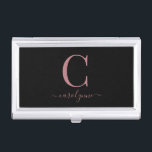 Chique Stijlvolle Zwart Roos Goud Monogram Script Visitekaarthouder<br><div class="desc">Chique Elegant Roze Rose Gold Monogram Script op een chique zwarte visitekaartje case. Gemakkelijk aan te passen met uw eigen naam en details. Perfect voor uw luxe levensstijl! Neem contact met ons op via cedarandstring@gmail.com als u hulp nodig hebt bij het ontwerp of de bijbehorende producten.</div>