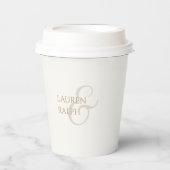 Chique Taupe & Ivoor Paar Monogram Papieren Bekers (Voorkant)