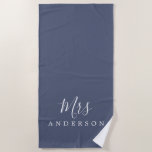 Chique toekomst mevrouw Blue Indigo Monogram Strandlaken<br><div class="desc">Chique blauwe indigo monogram strandlaken met de tekst Mrs in wit elegante script kalligrafie. U kunt deze luxe strandlaken aanpassen met uw getrouwde naam. Perfect cadeau voor het pasgetrouwde stel met de bijpassende Mr. strandlaken of voor het vrijgezellenfeest. Exclusief voor u ontworpen door Happy Dolphin Studio. Als u hulp of...</div>