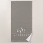 Chique Toekomst Mrs Gray Monogram Strandlaken<br><div class="desc">Chique grijze badhanddoek met monogram en de tekst Mrs in witte elegante script kalligrafie. U kunt deze luxe badhanddoek personaliseren met uw achternaam na het huwelijk. Een perfect cadeau voor pasgetrouwde stellen met de bijpassende Mr badhanddoek of voor de bruidsmeisjes. Exclusief voor u ontworpen door Happy Dolphin Studio. Als u...</div>