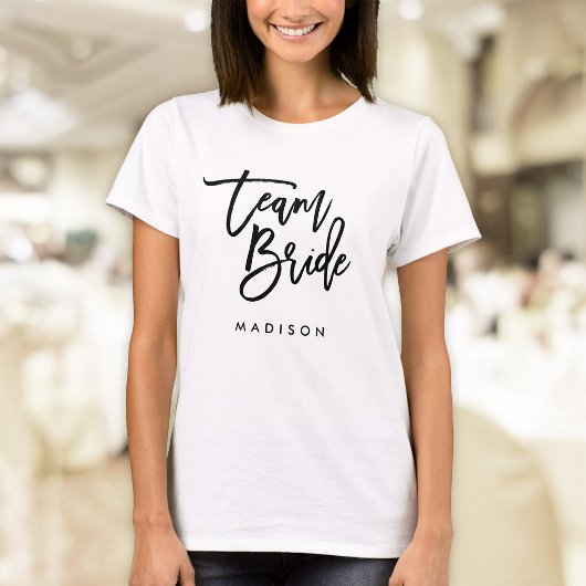 Chique Trendy Borstel Zwarte Script Team Bruid T-shirt