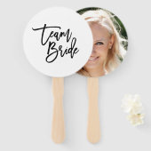 Chique trendy zwarte borstel script Team Bruid Handwaaier (Voorkant en achterkant)