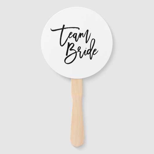 Chique trendy zwarte borstel script Team Bruid Handwaaier (Voorkant)