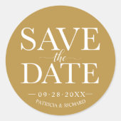 Chique Typografie Bruiloft Save The Date Gold Ronde Sticker (Voorkant)