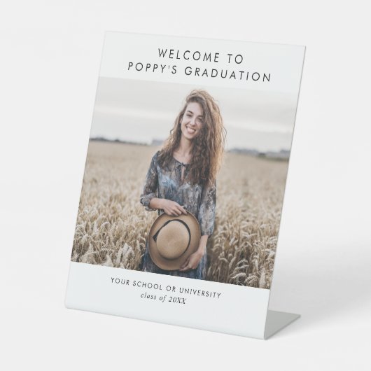 Chique Typografie Foto Graduation Party Welkom Reclamebord Met Voetstuk (Voorkant)