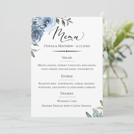 Chique typografie stoffig blauwe botanische bruilo menu (Staand voorkant)