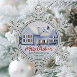 Chique vastgoedbedrijf Custom Realtor Christmas Tin Sneeuwvlok Ornament<br><div class="desc">Deze mooie kerstversiering voor onroerend goed is perfect voor een realiteitenbedrijf in het noorden. Een prachtige witte sneeuw lijnt de bomen en het huis op deze wintervakantie cadeau. Een makelaar kan Kerst van de Zuurzame in rood en groen manuscript houden of met hun eigen seizoensgroeten aanpassen.</div>