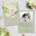 Chique Waterverf Bloemen Trouwfoto Bedankkaart<br><div class="desc">Mooie waterverf van witte en groene hortensia's met roze en crème rozen,  madeliefjes,  kleine bloesems en bladeren zijn te zien op de voorkant van deze wijze groene bruiloft bedankjes. Uw foto en bericht zijn op de achterkant afgedrukt. OVEREENKOMENDE objecten in ons collectie.</div>