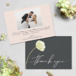 Chique Waterverf bloemenbruiloft foto Bedankkaart<br><div class="desc">Dank u in chique belettering met een prachtige witte bloem op de voorkant,  deze trouwbedankkaarten voorzien van uw foto en bericht op de achterkant. OVEREENKOMENDE objecten in ons collectie.</div>